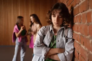 Depresia la adolescenți ilustrată printr-o tânără izolată în mediul școlar
