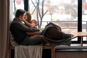 Cuplu îmbrățișat, simbolizând compatibilitatea în cuplu și pasiunea într-o relație matură.