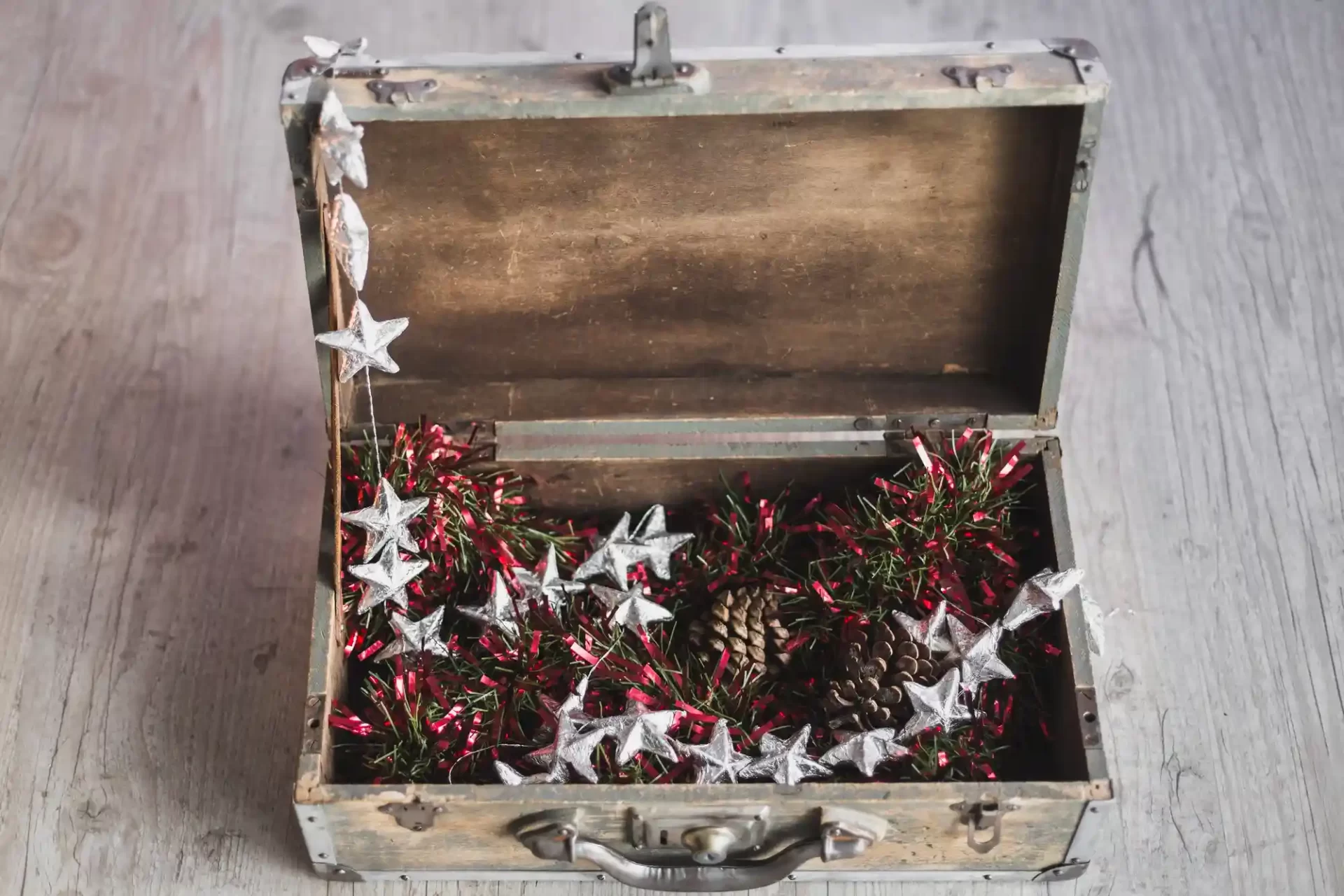 Mai păstrăm bradul...