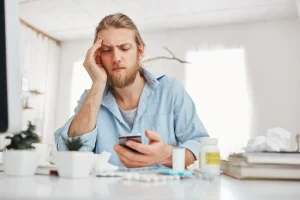 Persoană confuză și anxioasă privind rezultatele medicale, reflectând lupta cu ipohondria modernă.