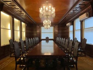 Sală de consiliu elegantă, pregătită pentru o ședință prezidențială – simbol pentru ideea de a fi președinte pentru o zi