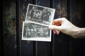 Semnificația numelui ilustrată prin fotografii vechi de familie care sugerează legătura dintre generații